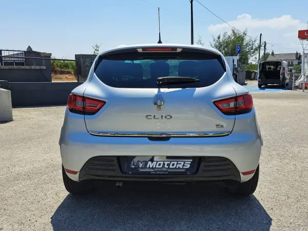 Renault Clio 2017 - 11950 EUR, 74687 km - AUTO.MOTO.pt - 74687km - foto 8 de 43