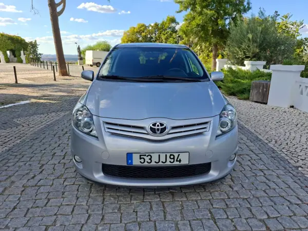 Toyota Auris 2010 — foto 2 de 20