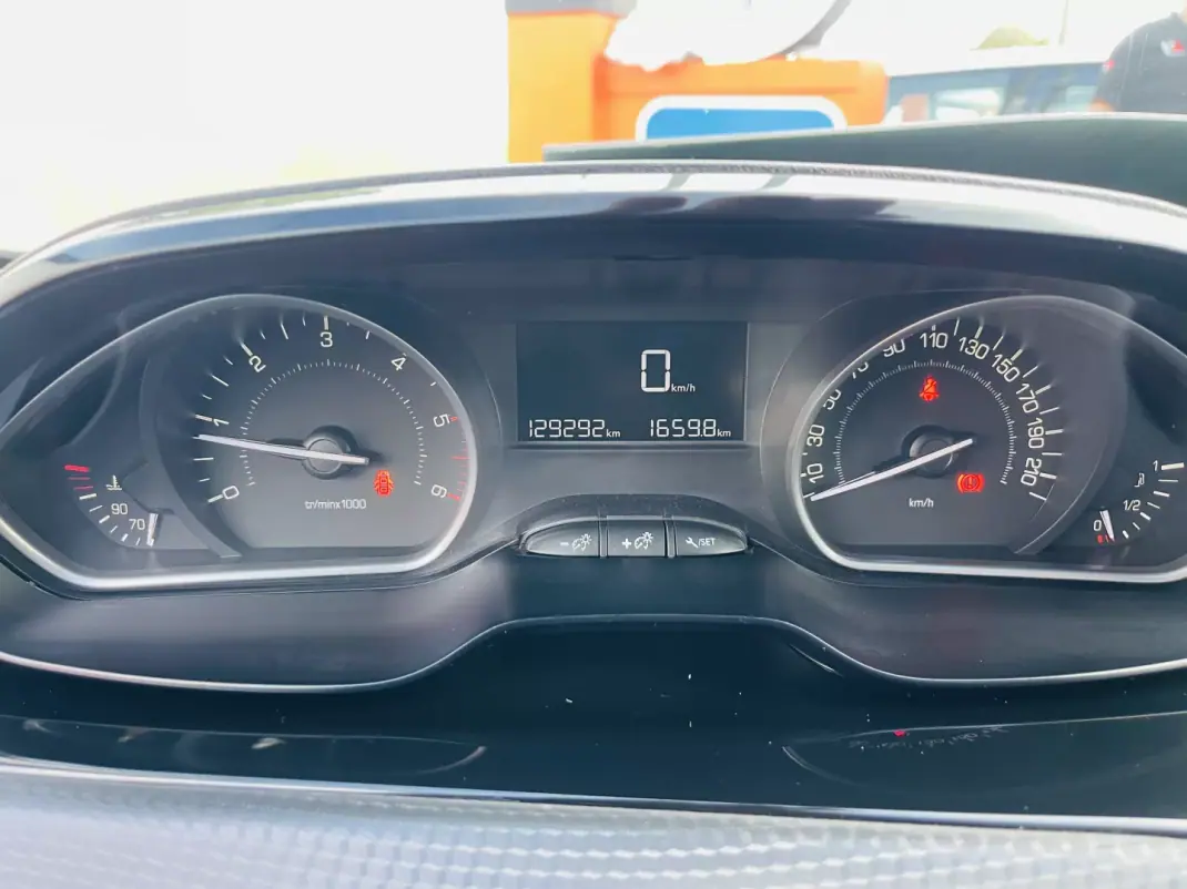 Peugeot 2008 2018 - 9950 EUR, 129292 km - AUTO.MOTO.pt - 129292km - foto 11 de 12