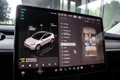 Tesla Model Y 2023 - 37900 EUR, 74250 km - AUTO.MOTO.pt - 74250km - foto 37 de 40