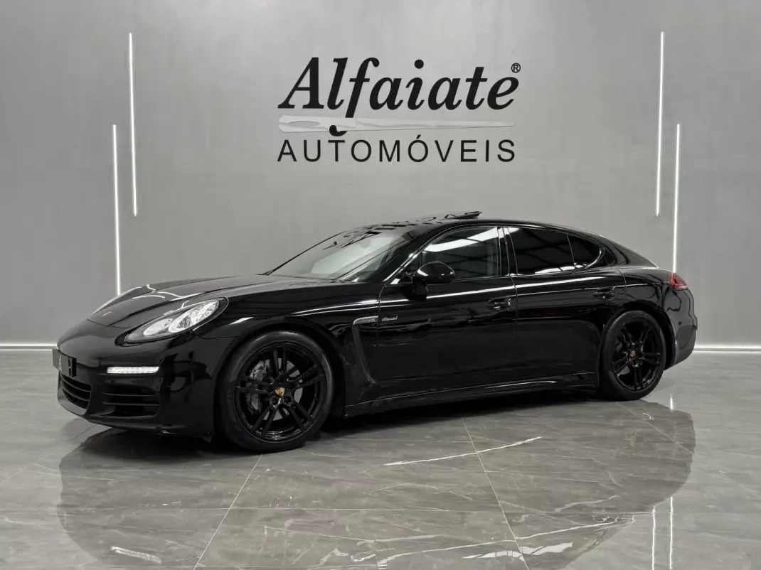 Porsche Panamera 2015 - 33990 EUR, 247000 km - AUTO.MOTO.pt - 247000km - foto 1 de 44