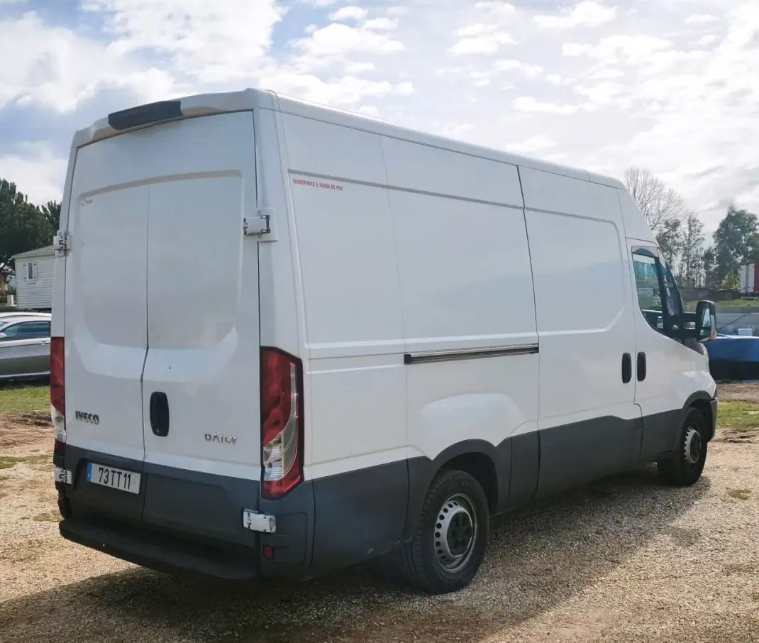 Iveco Daily 2.3 35 S 140 Isotérmica 2017 - 13813 EUR, 330322 km - AUTO.MOTO.pt - 330322km - foto 5 de 10