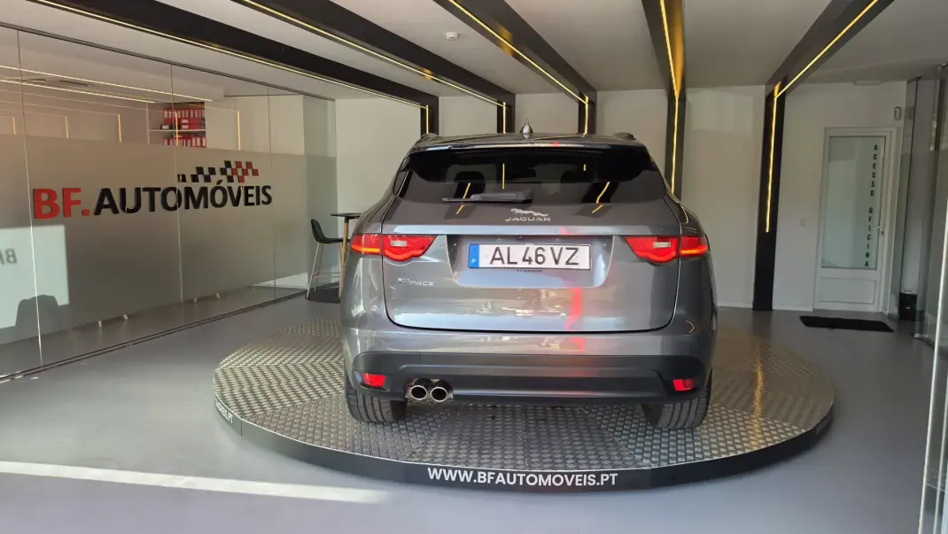 Jaguar F-Pace 2017 - 19500 EUR, 157804 km - 157804km - foto 20 de 74