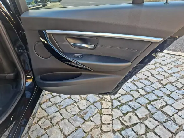 BMW 318 2018 - 17990 EUR, 125000 km - AUTO.MOTO.pt - 125000km - foto 21 de 25