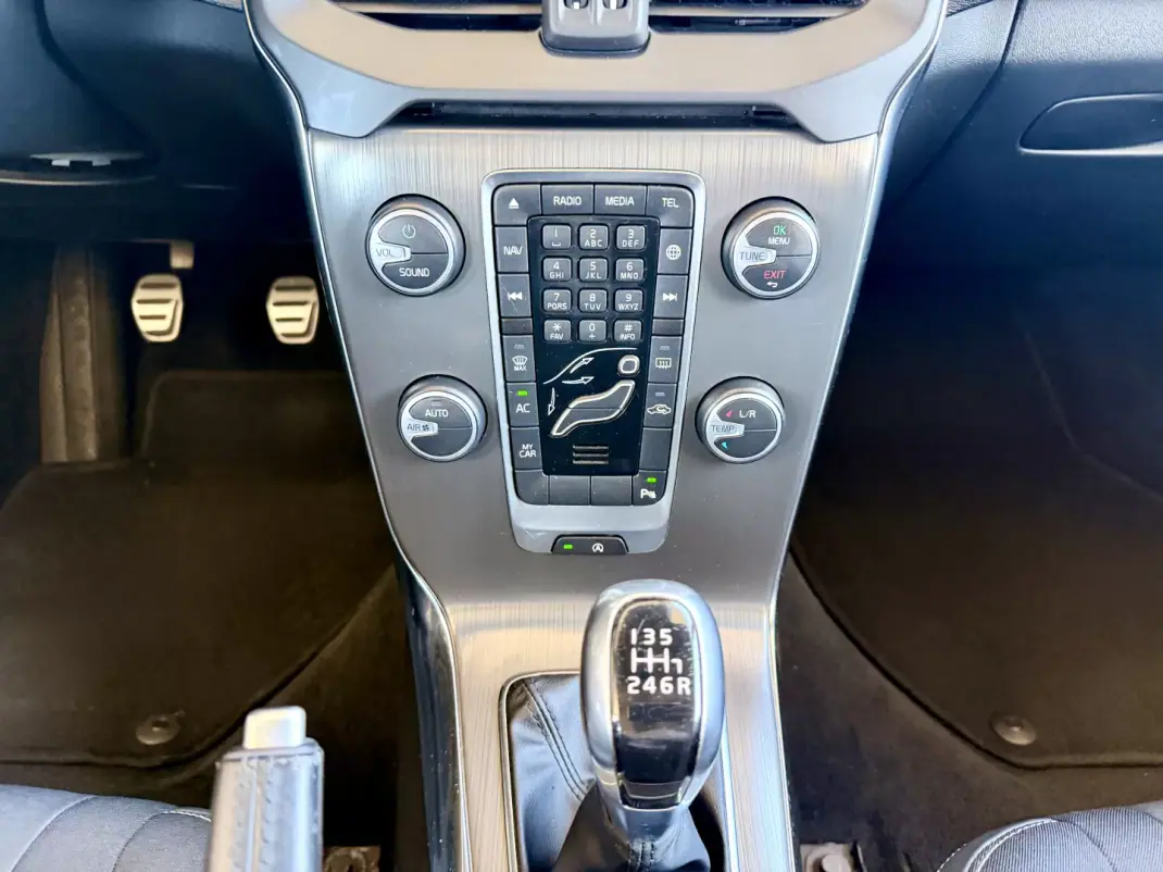 Volvo V40 2014 - 14490 EUR, 182428 km - AUTO.MOTO.pt - 182428km - foto 15 de 21