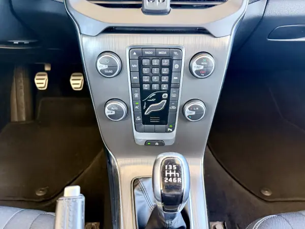 Volvo V40 2014 - 14490 EUR, 182428 km - AUTO.MOTO.pt - 182428km - foto 15 de 21