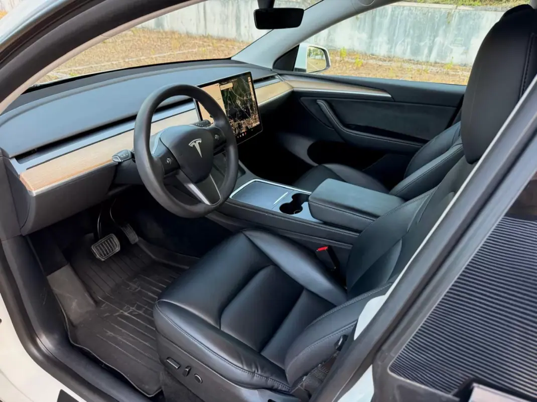Tesla Model Y 2021 - 32500 EUR, 135000 km - 135000km - foto 4 de 23