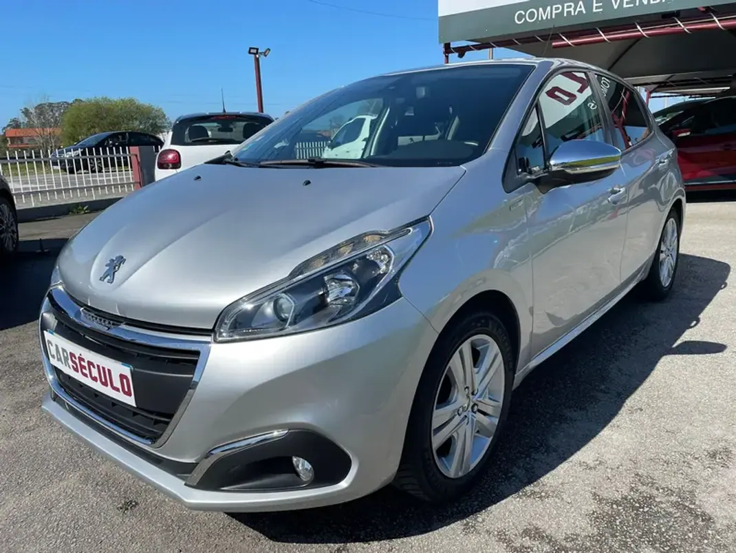 Peugeot 208 2018 - 12950 EUR, 88200 km - AUTO.MOTO.pt - 88200km - foto 1 de 17