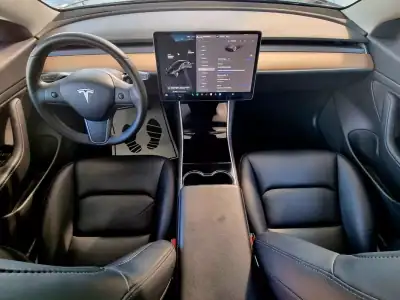 Tesla Model 3 2020 - 23500 EUR, 81000 km - AUTO.MOTO.pt - 81000km - foto 9 de 15