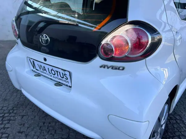 Toyota Aygo 2014 - 8900 EUR, 134000 km - AUTO.MOTO.pt - 134000km - foto 5 de 22