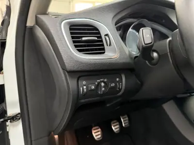 Volvo V40 2014 - 10990 EUR, 187000 km - AUTO.MOTO.pt - 187000km - foto 16 de 21