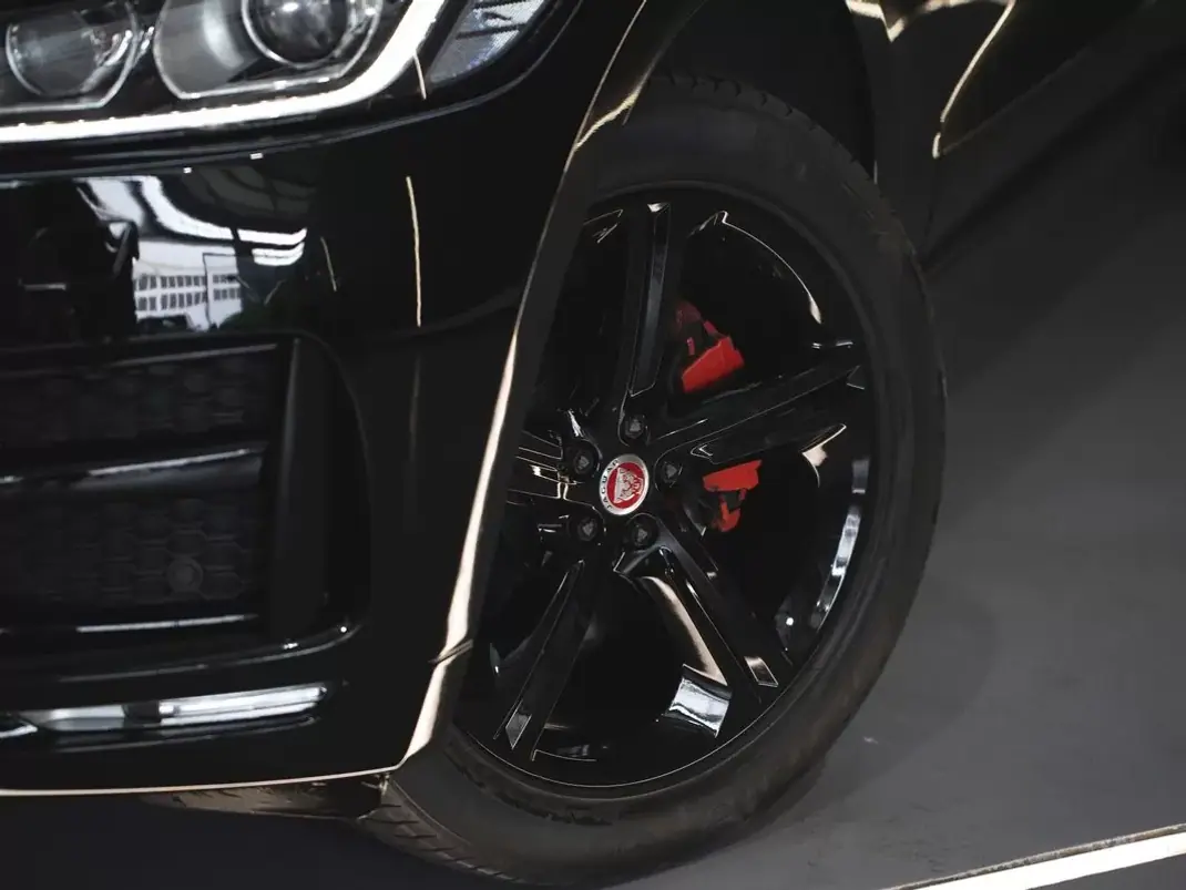 Jaguar F-Pace 2017 - 24990 EUR, 151545 km - AUTO.MOTO.pt - 151545km - foto 8 de 23