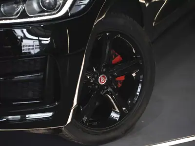 Jaguar F-Pace 2017 - 24990 EUR, 151545 km - AUTO.MOTO.pt - 151545km - foto 8 de 23