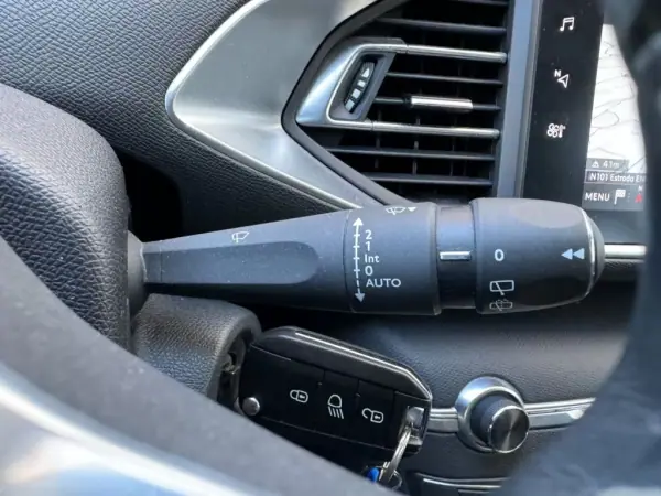Peugeot 308 SW 2019 - 13000 EUR, 76390 km - AUTO.MOTO.pt - 76390km - foto 12 de 22