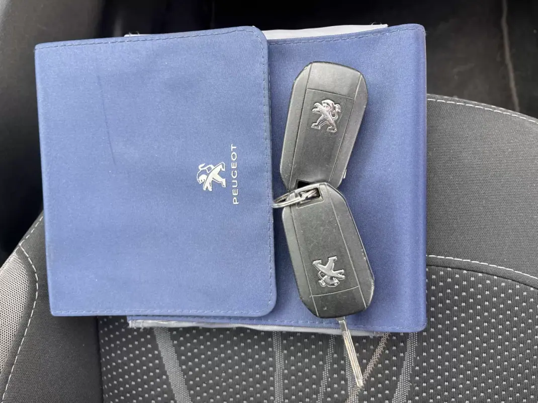 Peugeot 208 2015 - 7250 EUR, 84100 km - AUTO.MOTO.pt - 84100km - foto 16 de 19