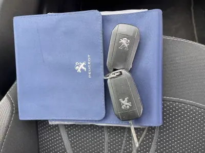 Peugeot 208 2015 - 7250 EUR, 84100 km - AUTO.MOTO.pt - 84100km - foto 16 de 19