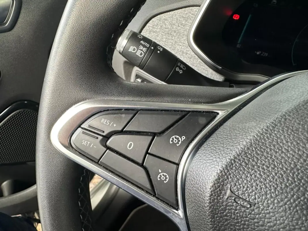 Renault Zoe 2020 - 17900 EUR, 44039 km - AUTO.MOTO.pt - 44039km - foto 19 de 33