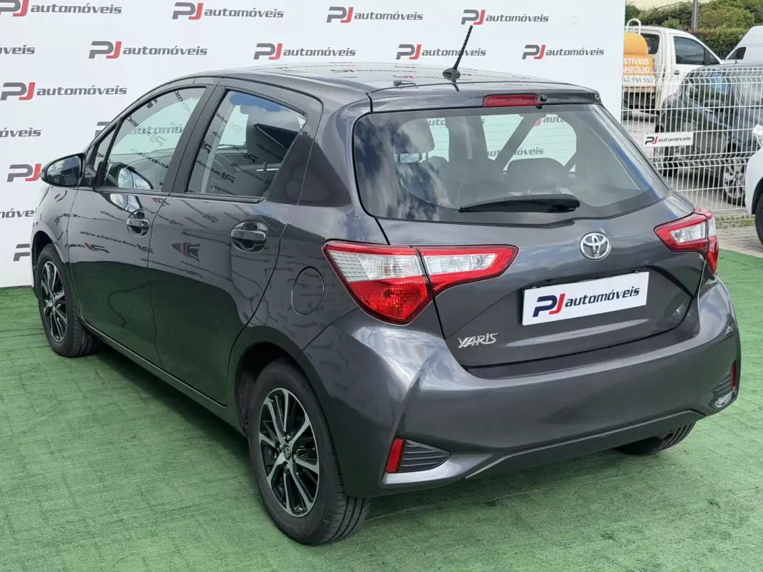 Toyota Yaris 2020 - 12990 EUR, 110000 km - AUTO.MOTO.pt - 110000km - foto 9 de 22