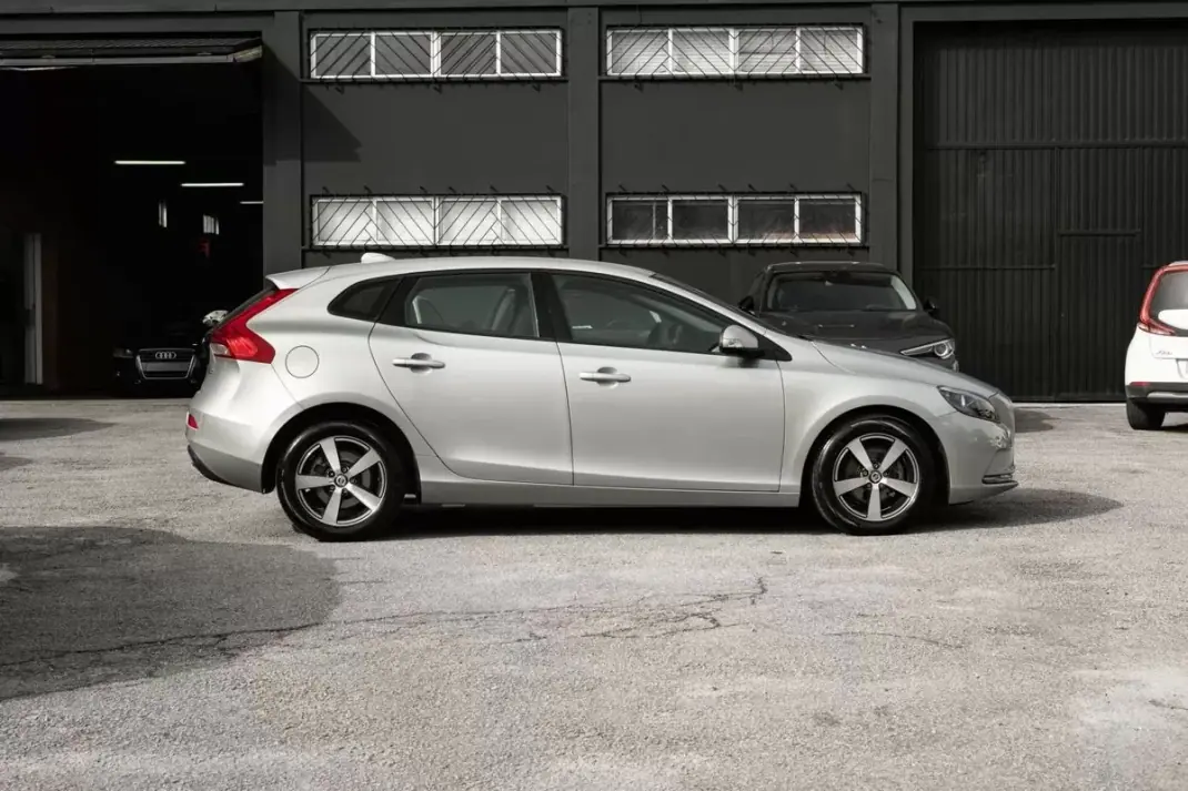 Volvo V40 2013 - 10999 EUR, 275270 km - AUTO.MOTO.pt - 275270km - foto 2 de 24