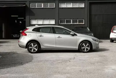 Volvo V40 2013 - 10999 EUR, 275270 km - AUTO.MOTO.pt - 275270km - foto 2 de 24