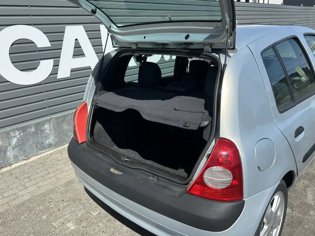 Renault Clio 2002 - 2750 EUR, 240000 km - AUTO.MOTO.pt - 240000km - foto 11 de 25
