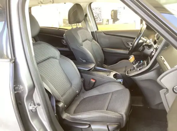 Renault Grand Scénic 2018 - 14900 EUR, 249300 km - AUTO.MOTO.pt - 249300km - foto 2 de 6