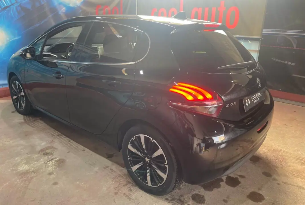 Peugeot 208 2018 - 8899 EUR, 106000 km - AUTO.MOTO.pt - 106000km - foto 13 de 42