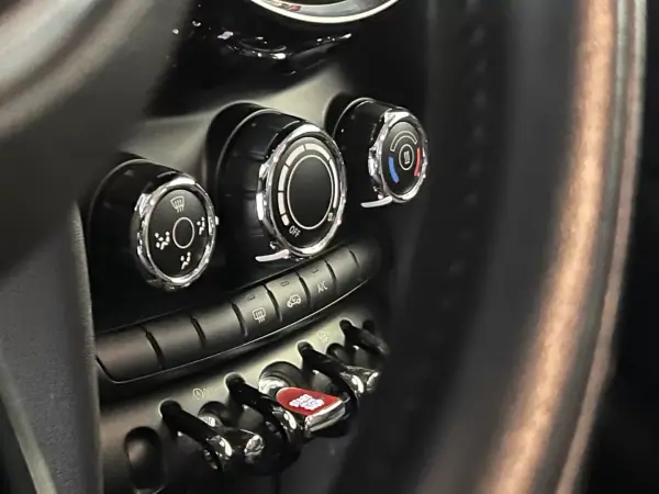 MINI 5 Portas 2016 - 13990 EUR, 95000 km - AUTO.MOTO.pt - 95000km - foto 34 de 41