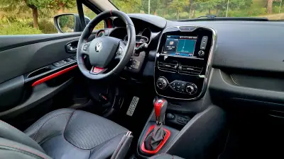 Renault Clio 2014 - 17700 EUR, 146000 km - AUTO.MOTO.pt - 146000km - foto 10 de 23