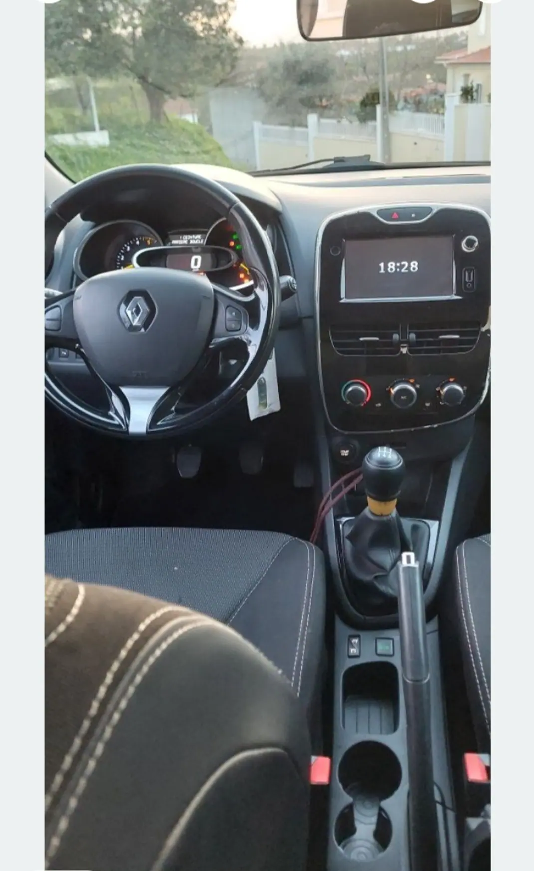 Renault Clio 2015 - 5250 EUR, 244901 km - AUTO.MOTO.pt - 244901km - foto 6 de 11