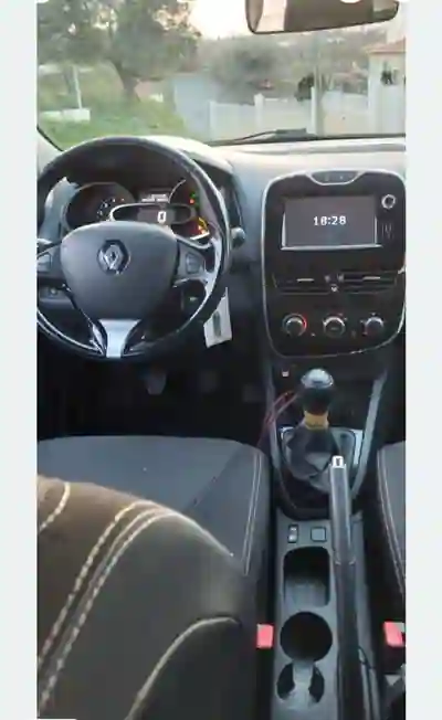 Renault Clio 2015 - 5250 EUR, 244901 km - AUTO.MOTO.pt - 244901km - foto 6 de 11