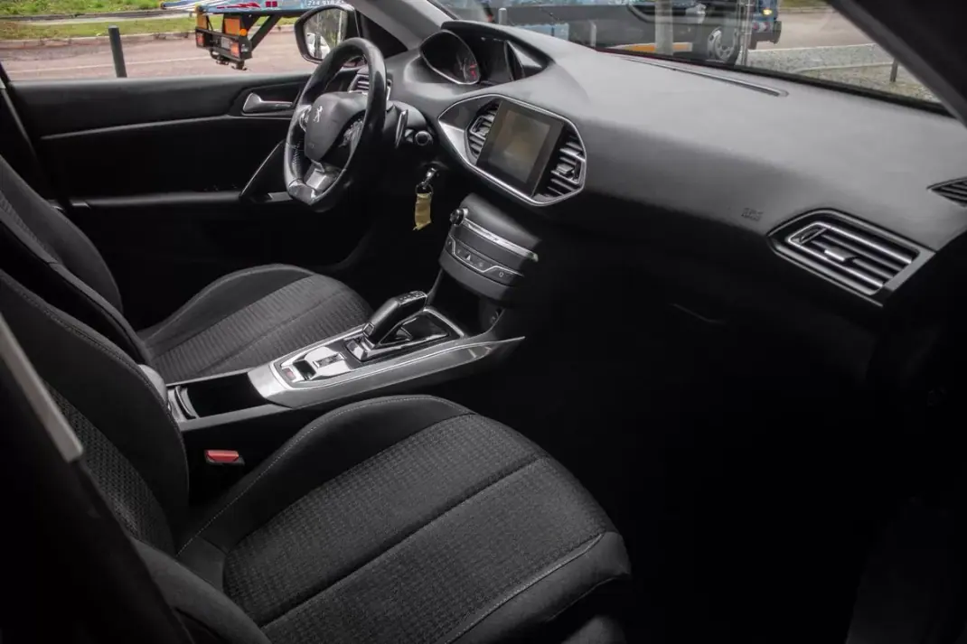 Peugeot 308 SW 2019 - 9800 EUR, 267684 km - AUTO.MOTO.pt - 267684km - foto 24 de 38