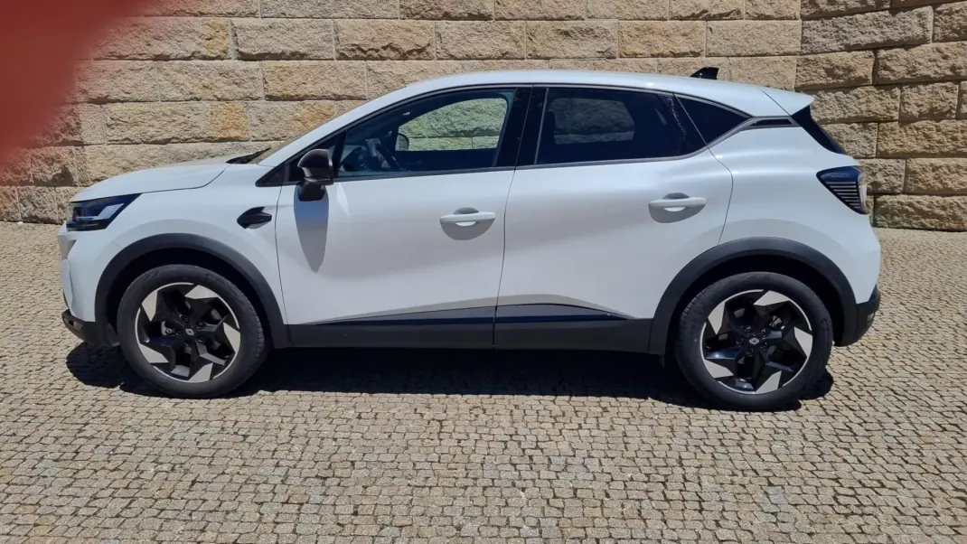 Renault Captur 2025 - 24000 EUR, 10335 km - AUTO.MOTO.pt - 10335km - foto 3 de 36