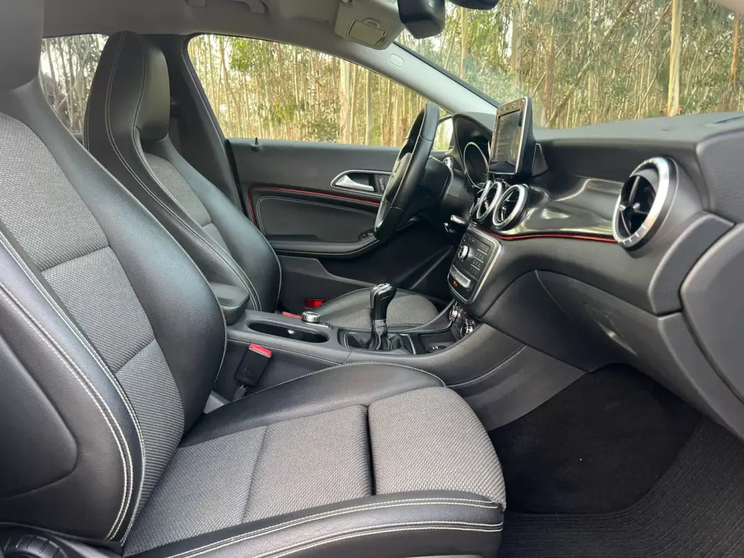 Mercedes-Benz CLA 180 2017 - 19950 EUR, 124000 km - AUTO.MOTO.pt - 124000km - foto 30 de 38