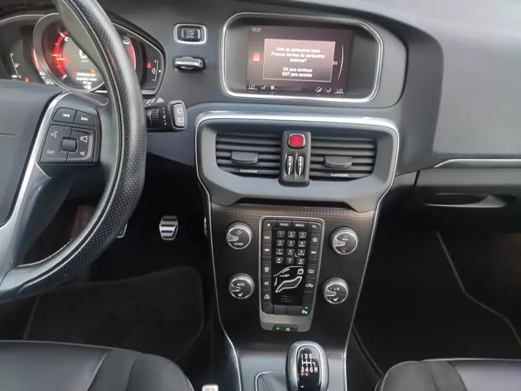 Volvo V40 2018 - 17500 EUR, 185000 km - AUTO.MOTO.pt - 185000km - foto 24 de 28