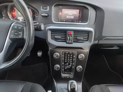 Volvo V40 2018 - 17500 EUR, 185000 km - AUTO.MOTO.pt - 185000km - foto 24 de 28