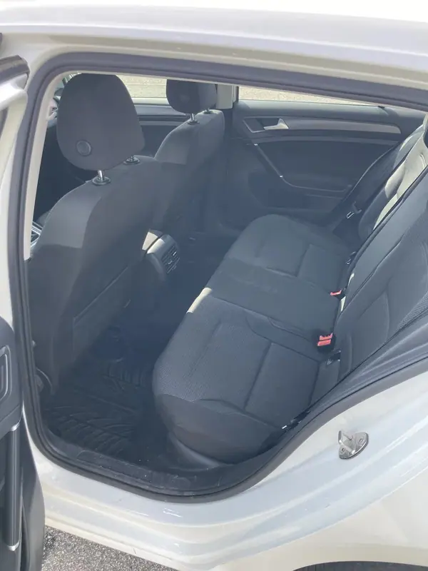 Volkswagen e-Golf 2017 - 14900 EUR, 180000 km - AUTO.MOTO.pt - 180000km - foto 10 de 25