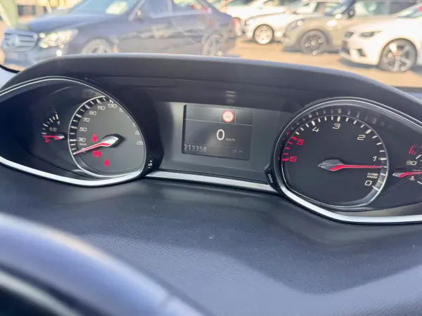 Peugeot 308 SW 2018 - 9990 EUR, 210000 km - AUTO.MOTO.pt - 210000km - foto 12 de 17
