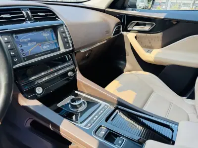 Jaguar F-Pace 2017 - 24999 EUR, 78000 km - AUTO.MOTO.pt - 78000km - foto 6 de 32