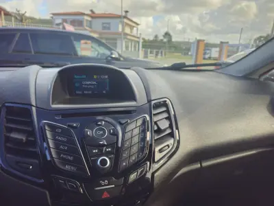 Ford Fiesta 2015 - 9990 EUR, 120400 km - AUTO.MOTO.pt - 120400km - foto 9 de 12