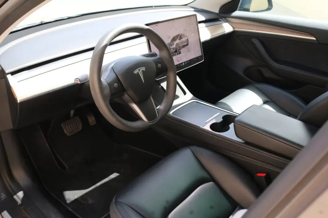 Tesla Model 3 2023 - 28990 EUR, 114500 km - AUTO.MOTO.pt - 114500km - foto 4 de 5