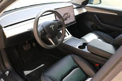 Tesla Model 3 2023 - 28990 EUR, 114500 km - AUTO.MOTO.pt - 114500km - foto 4 de 5