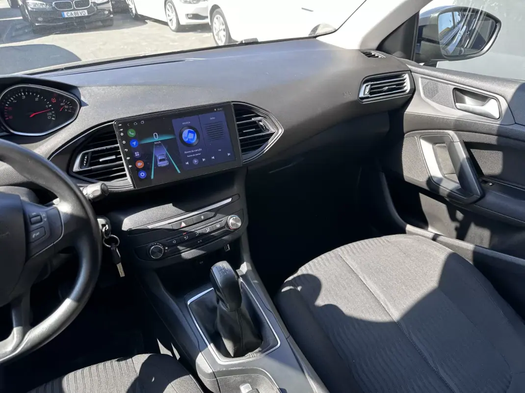 Peugeot 308 2018 - 12500 EUR, 280000 km - AUTO.MOTO.pt - 280000km - foto 23 de 32