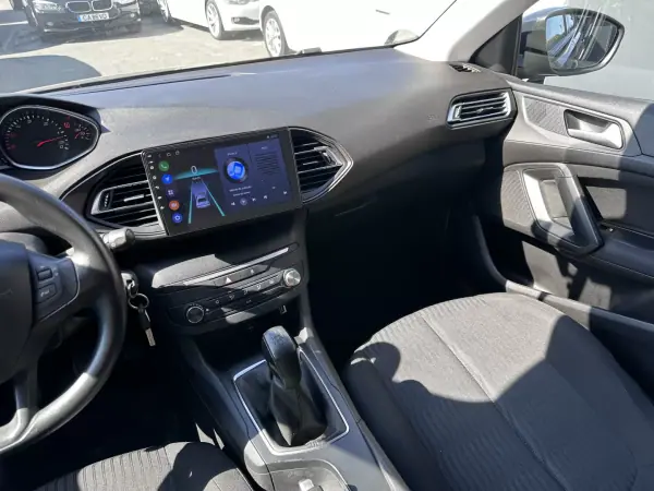 Peugeot 308 2018 - 11500 EUR, 280000 km - AUTO.MOTO.pt - 280000km - foto 23 de 32