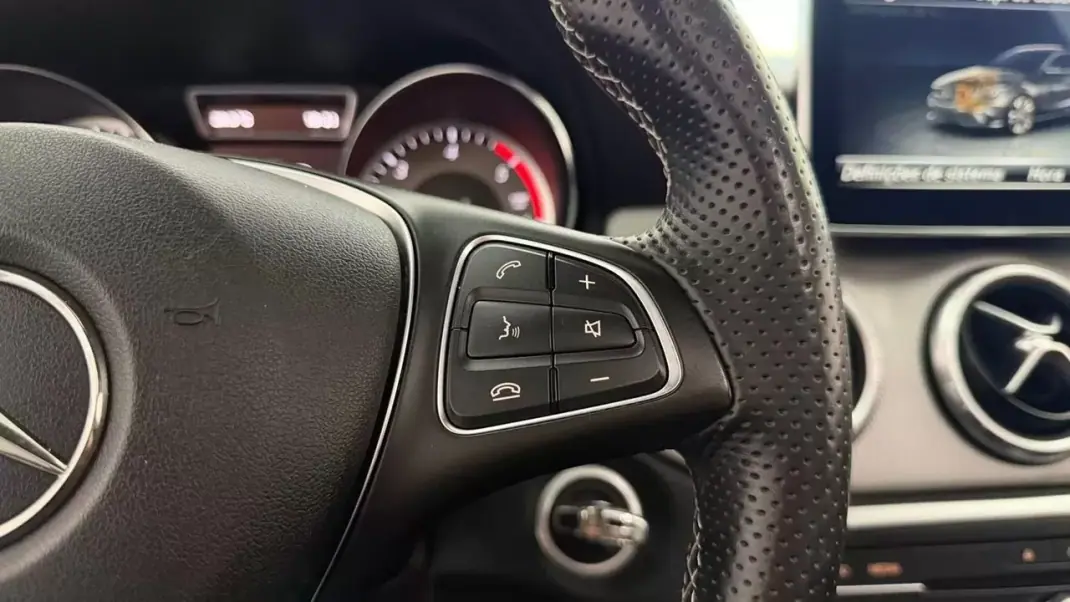 Mercedes-Benz CLA 200 2015 - 19490 EUR, 142879 km - AUTO.MOTO.pt - 142879km - foto 14 de 32