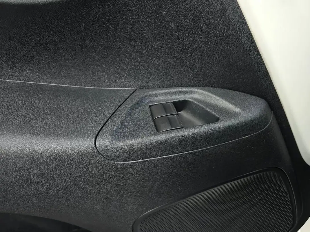 Peugeot 108 2014 - 6750 EUR, 58030 km - AUTO.MOTO.pt - 58030km - foto 25 de 28