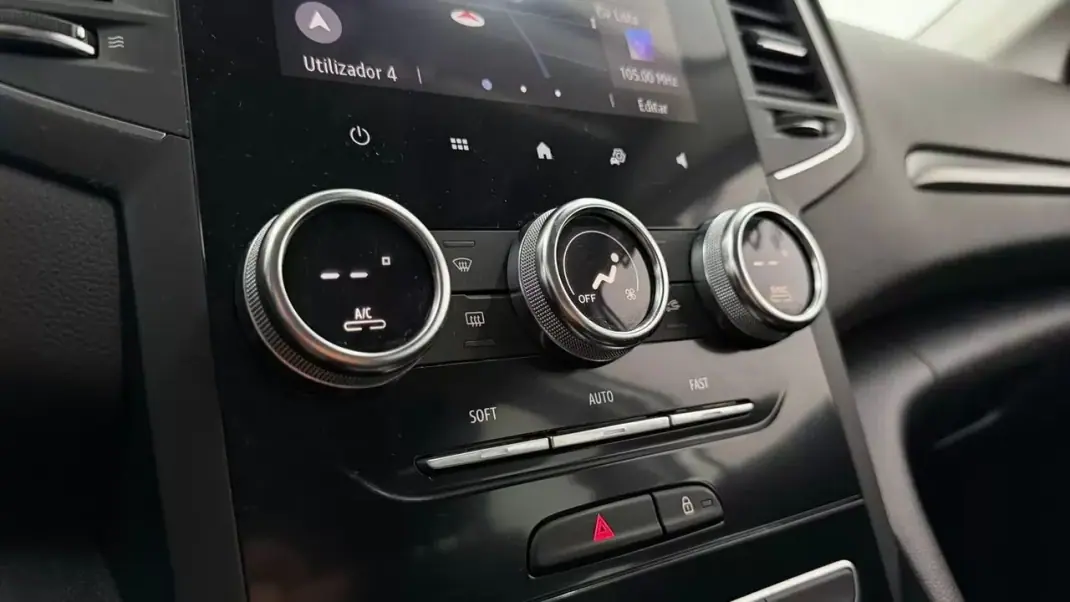 Renault Mégane Sport Tourer 2020 - 13990 EUR, 137993 km - AUTO.MOTO.pt - 137993km - foto 27 de 32