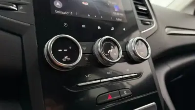 Renault Mégane Sport Tourer 2020 - 13990 EUR, 137993 km - AUTO.MOTO.pt - 137993km - foto 27 de 32