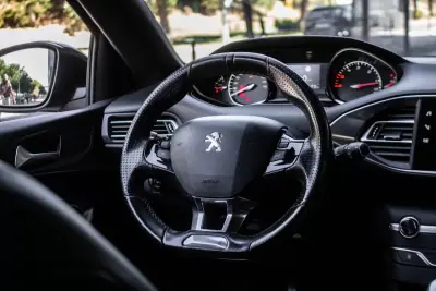 Peugeot 308 2019 - 9450 EUR, 239865 km - 239865km - foto 24 de 33