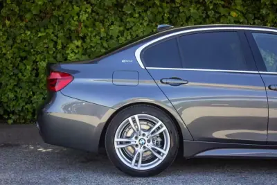 BMW 330 2016 - 21900 EUR, 146000 km - AUTO.MOTO.pt - 146000km - foto 4 de 19
